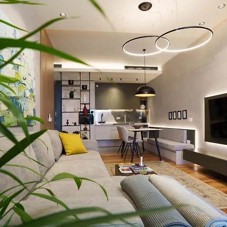 Ee Homes - Curated Design & Skyline Views