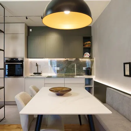 Ee Homes - Curated Design & Skyline Views アパート ティラナ