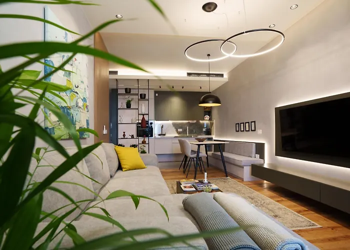 Ee Homes - Curated Design & Skyline Views