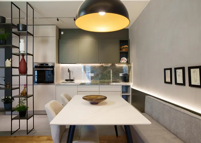 Ee Homes - Curated Design & Skyline Views アパート ティラナ