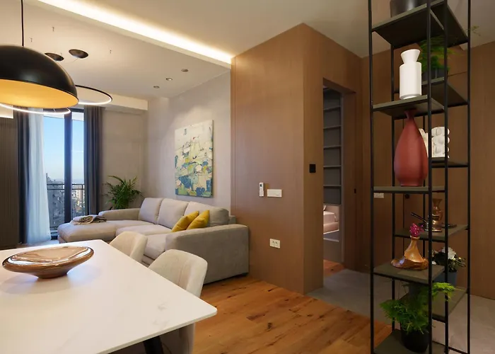 Ee Homes - Curated Design & Skyline Views