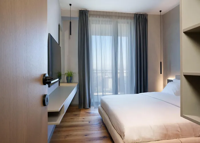 Ee Homes - Curated Design & Skyline Views