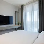 Ee Homes - Curated Design & Skyline Views アパート