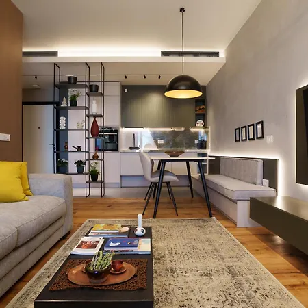 Apartment Ee Homes - Curated Design & Skyline Views