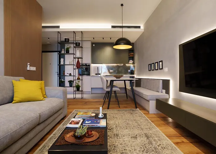 Apartment Ee Homes - Curated Design & Skyline Views