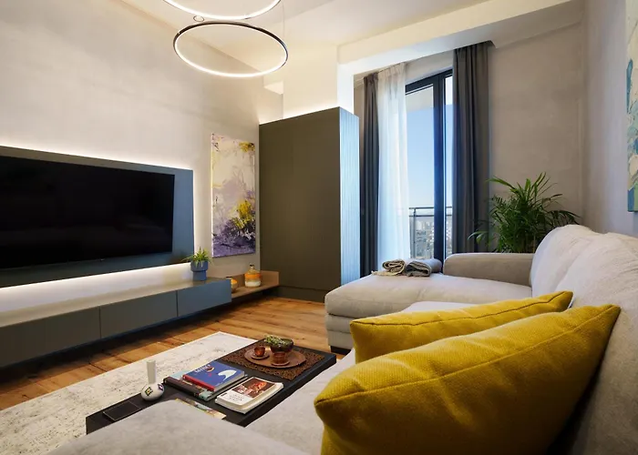 Apartment Ee Homes - Curated Design & Skyline Views *