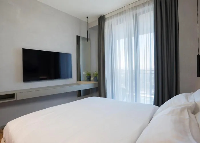 Ee Homes - Curated Design & Skyline Views Apartment