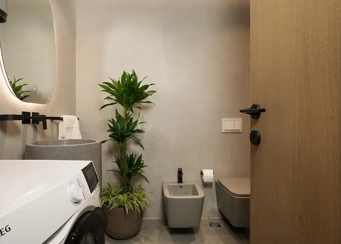 Apartment Ee Homes - Curated Design & Skyline Views *