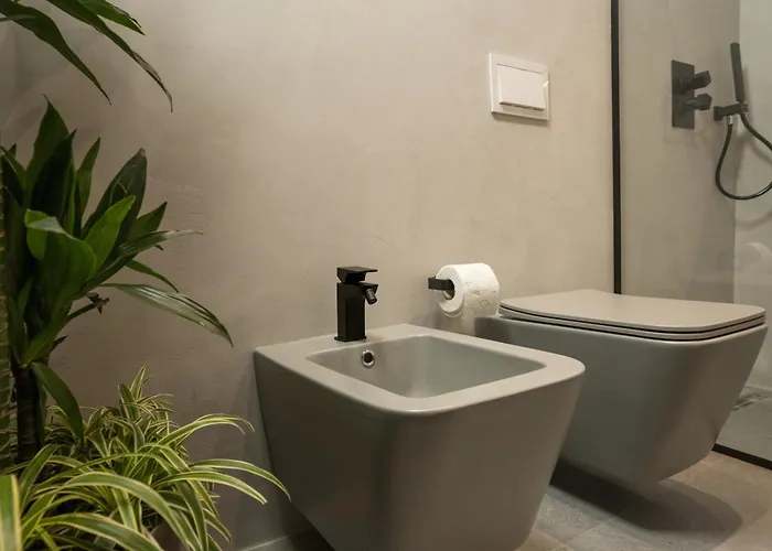 Apartment Ee Homes - Curated Design & Skyline Views *